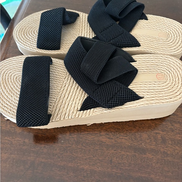 Light weight small wedge straps sandals taupe and black 2 pair size 41/8 - Picture 3 of 6